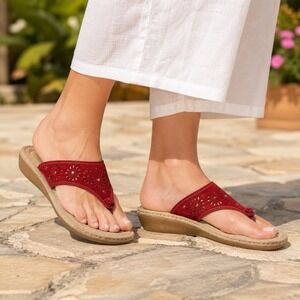 Cobbie Cuddlers‎ Red Suede Floral Comfort Wedge Sandals Size 10 Thong